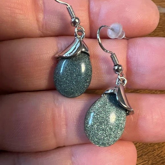 EUC sparkling blue pendant with matching earrings - Picture 4 of 7